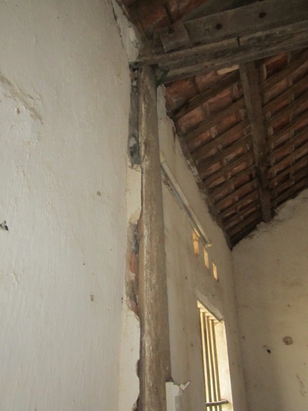 Kèo cột đã hư hỏng mục nát không bám vào tường rất nguy hiểm.