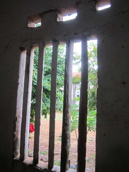 Hệ thống cửa sổ cũng không có cánh để che nắng che mưa.