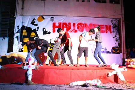 Khuôn viên đại học Vinh đã chật cứng khi hàng ngàn sinh viên dự tiệc