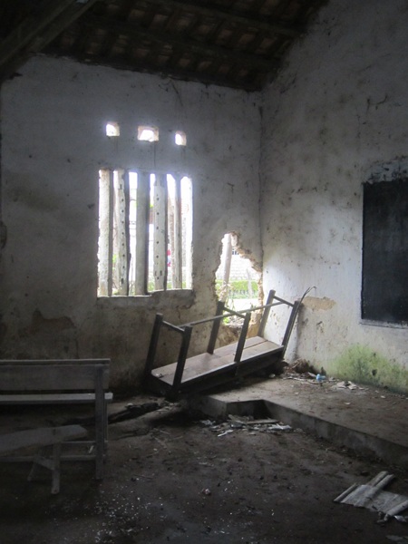 Hệ thống cửa sổ cũng không có cánh để che nắng che mưa.