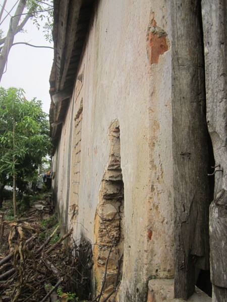 Hệ thống cửa sổ cũng không có cánh để che nắng che mưa.