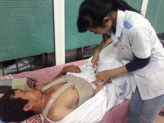 Vụ 5 công nhân thương vong: Giàn giáo không đảm bảo an toàn - 2 Một trong 4 nạn nhân đang được cấp cứu (Ảnh: Doãn Hòa).