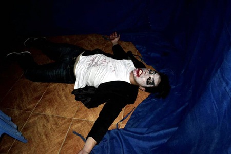 Cô giáo nước ngoài hòa mình trong lễ hội của những linh hồn.