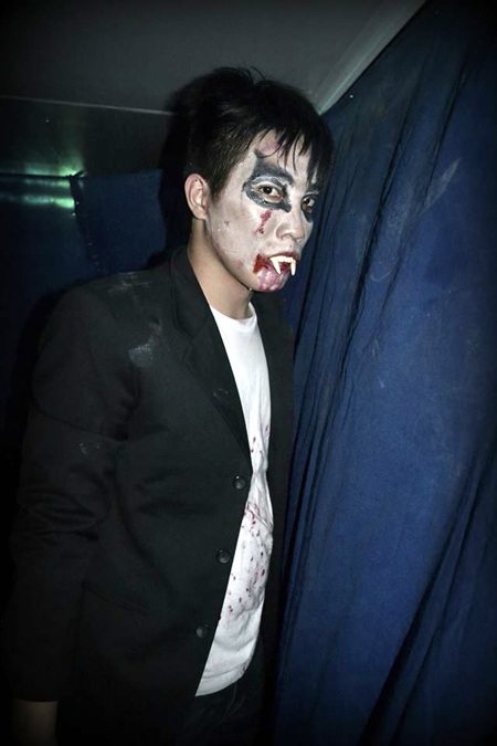 Cô giáo nước ngoài hòa mình trong lễ hội của những linh hồn.