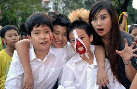 Cô giáo nước ngoài phấn chấn trong màu sắc lễ hội  lễ hội Halloween. 