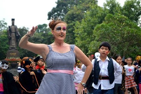 Cô giáo nước ngoài phấn chấn trong màu sắc lễ hội  lễ hội Halloween. 