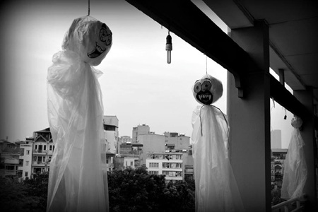 Biểu tượng thần chết treo khắp nơi...