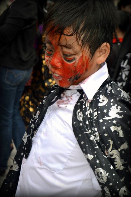 Cô giáo nước ngoài phấn chấn trong màu sắc lễ hội  lễ hội Halloween. 