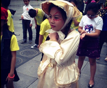 Cô giáo nước ngoài phấn chấn trong màu sắc lễ hội  lễ hội Halloween. 