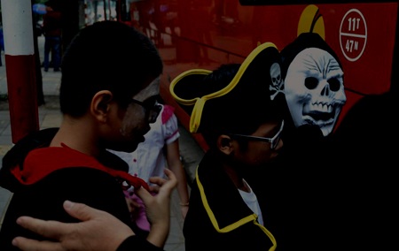 Cô giáo nước ngoài phấn chấn trong màu sắc lễ hội  lễ hội Halloween. 