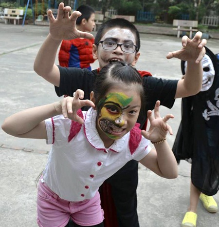 Cô giáo nước ngoài phấn chấn trong màu sắc lễ hội  lễ hội Halloween. 