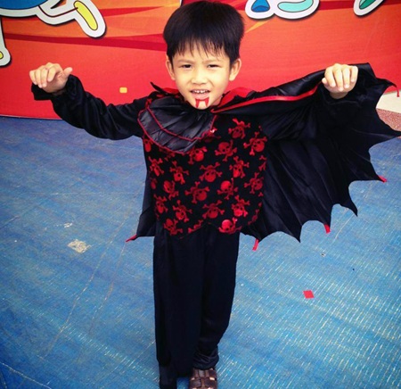 Cô giáo nước ngoài phấn chấn trong màu sắc lễ hội  lễ hội Halloween. 