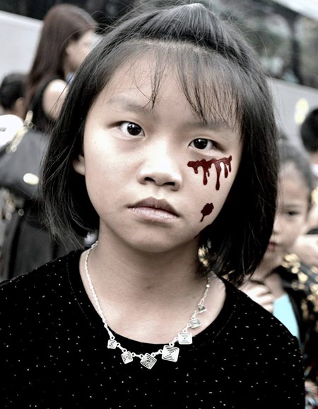 Cô giáo nước ngoài phấn chấn trong màu sắc lễ hội  lễ hội Halloween. 