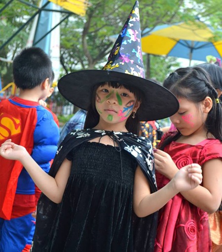 Cô giáo nước ngoài phấn chấn trong màu sắc lễ hội  lễ hội Halloween. 