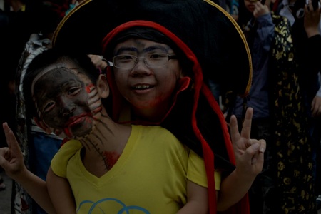 Cô giáo nước ngoài phấn chấn trong màu sắc lễ hội  lễ hội Halloween. 