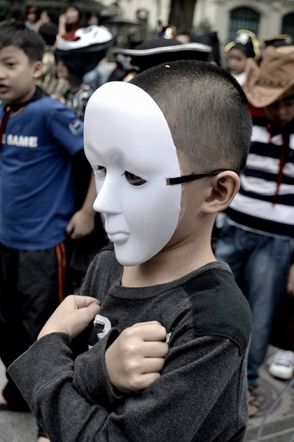 Cô giáo nước ngoài phấn chấn trong màu sắc lễ hội  lễ hội Halloween. 