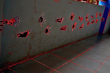 Khi những bước chân tử thần in trên tường...