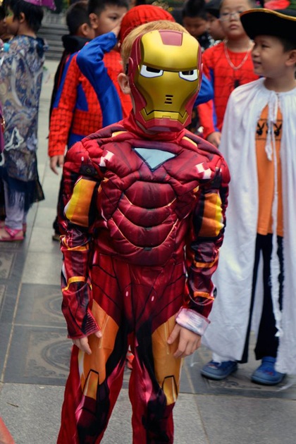 Cô giáo nước ngoài phấn chấn trong màu sắc lễ hội  lễ hội Halloween. 