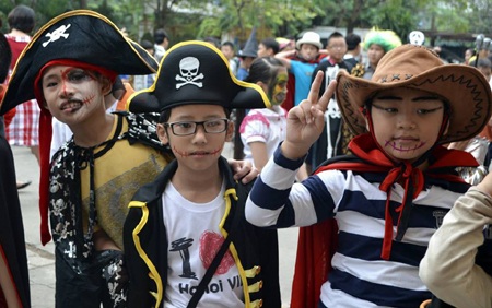 Cô giáo nước ngoài phấn chấn trong màu sắc lễ hội  lễ hội Halloween. 