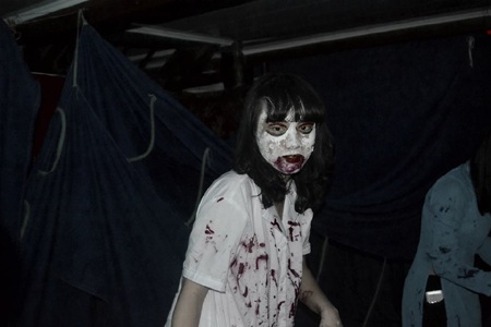 Cô giáo nước ngoài hòa mình trong lễ hội của những linh hồn.