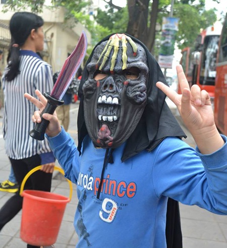 Cô giáo nước ngoài phấn chấn trong màu sắc lễ hội  lễ hội Halloween. 