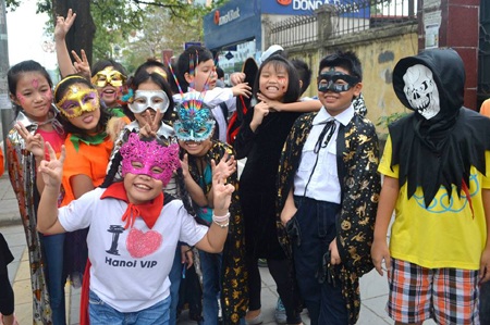 Cô giáo nước ngoài phấn chấn trong màu sắc lễ hội  lễ hội Halloween. 