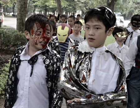 Cô giáo nước ngoài phấn chấn trong màu sắc lễ hội  lễ hội Halloween. 