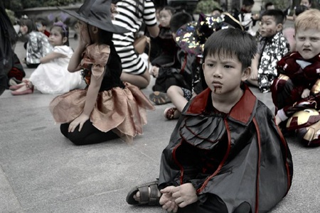 Cô giáo nước ngoài phấn chấn trong màu sắc lễ hội  lễ hội Halloween. 