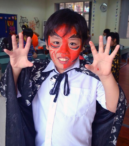 Cô giáo nước ngoài phấn chấn trong màu sắc lễ hội  lễ hội Halloween. 