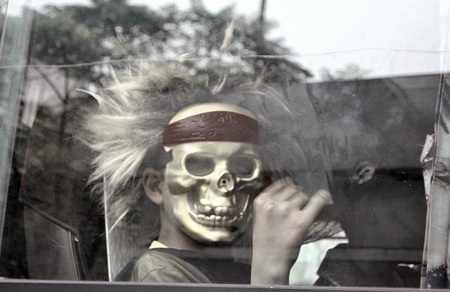 Cô giáo nước ngoài phấn chấn trong màu sắc lễ hội  lễ hội Halloween. 