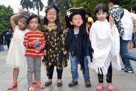 Cô giáo nước ngoài phấn chấn trong màu sắc lễ hội  lễ hội Halloween. 