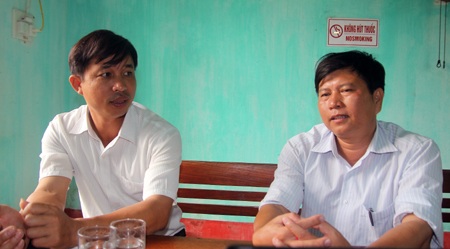 Anh Lê Văn Thành - Bí thư Đảng ủy xã Quỳnh Vinh - trò chuyện cùng PV Dân trí. 