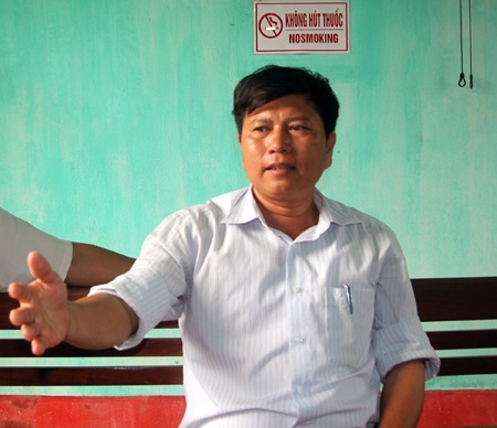 Anh Lê Văn Thành - Bí thư Đảng ủy xã Quỳnh Vinh - trò chuyện cùng PV Dân trí. 