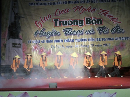 Giao lưu nghệ thuật “Truông Bồn huyền thoại và tri ân” - 5 Giao lưu với cựu TNXP và các bạn sinh viên thế hệ trẻ về huyện thoại chiến thắng Truông Bồn.