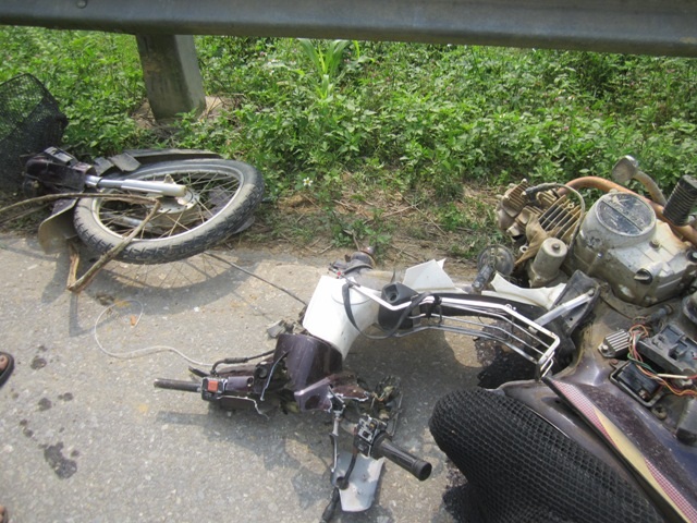 Vụ tai nạn xảy ra khiến cả xe máy và xe máy bị hư hỏng nặng.