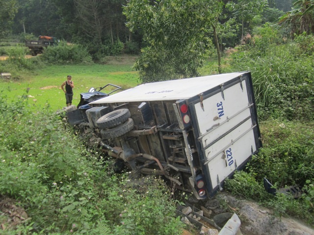 Sau cú đâm, chiếc xe ô tô tải con lao xuống....