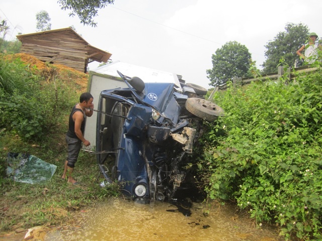 Một cái vực gần đó và treo lơ lửng.