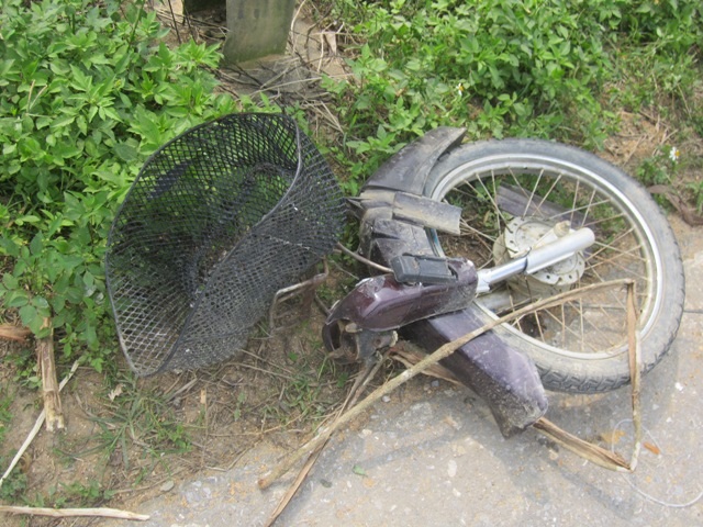 Đã gãy vụn... và làm người điều khiển xe máy bị thương nặng.