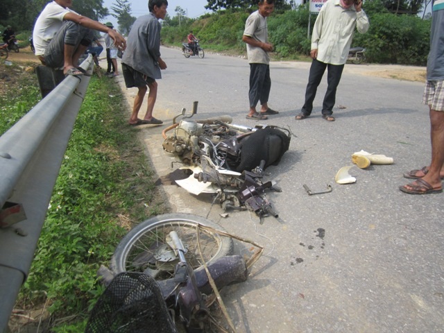 Chiếc xe máy sau khi bị đâm.