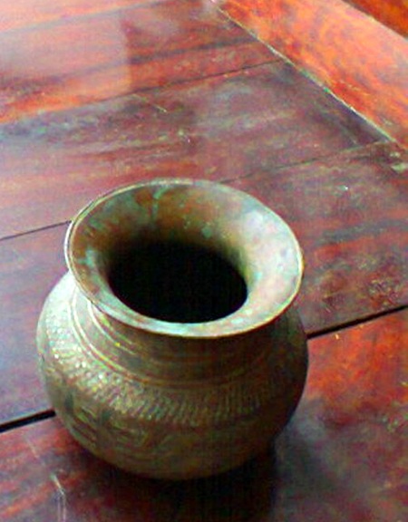 Chiếc bình bằng đồng nghi đồ cổ?.