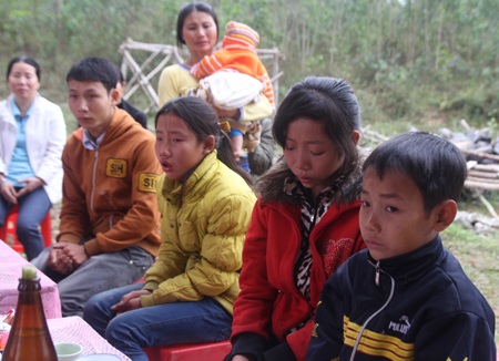 4 anh em mồ côi có nhà mới đón Tết - 10 4 anh em Lượng đã khóc trong ngày hoàn thành nhà mới.