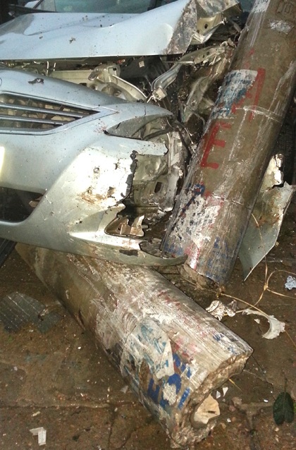 Cú đâm quá mạnh khiến cột điện cao khoảng 10m, đường kính chân khoảng 40-50cm gãy làm hai khúc