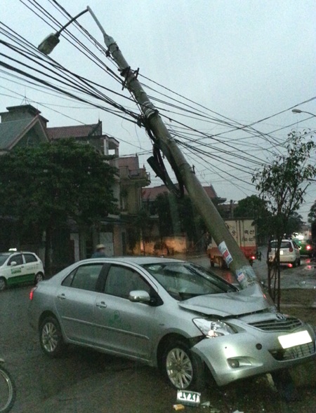 Chiếc cột điện gãy đôi, nghiêng một góc khoảng 45 độ ra phía đường rất nguy hiểm