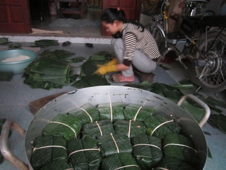 Rộn ràng Xuân sớm ở làng “gói Tết” - 1 Bánh chưng xanh Vĩnh Hòa