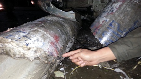 Chiếc cột điện gãy đôi, nghiêng một góc khoảng 45 độ ra phía đường rất nguy hiểm