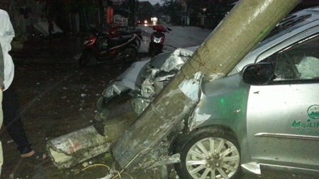 Cột điện gãy đôi