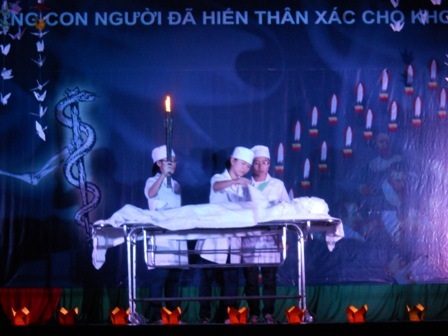 Buổi lễ diễn ra long trọng có phần thanh đạm.