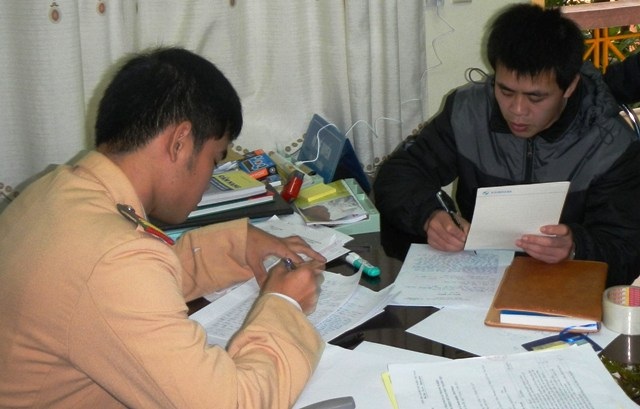 Giám đốc đi buôn pháo - 1 Dũng tại cơ quan điều tra (Ảnh: N.Khoa).