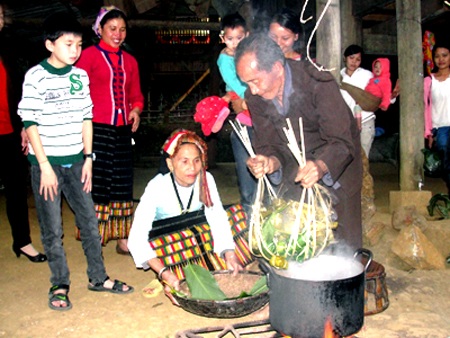 Cụ cao niên vớt bánh ra để ráo nước (Ảnh: Bùi Thọ)