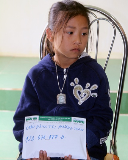 Ông Khương (bác hai cháu Thắm và Thảo) cùng cháu Thảo tại buổi trao quà.